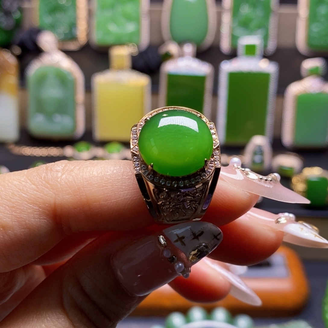 T***e和田玉18K金镶嵌挂件