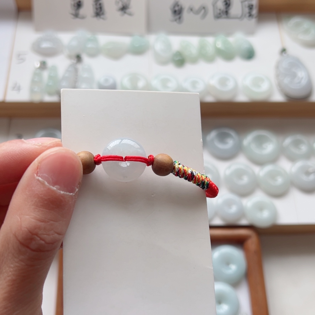 翡翠颈饰未镶嵌平安扣