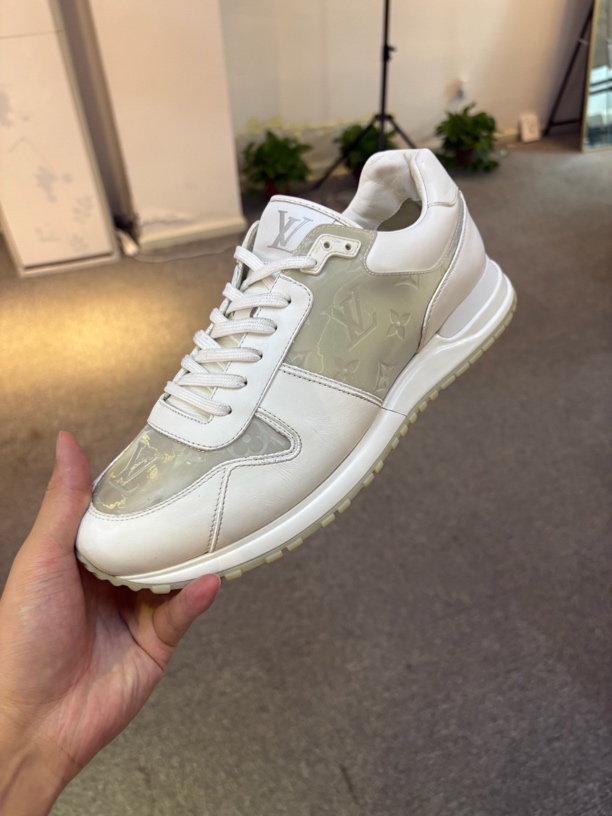 99新 LouisVuitton/路易威登 银镭射老花满印运动鞋 41码