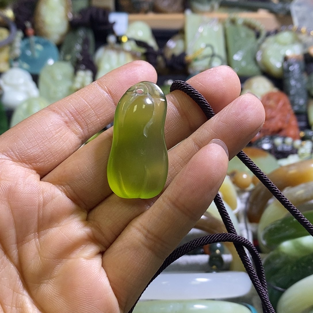 岫玉未镶嵌颈饰一个