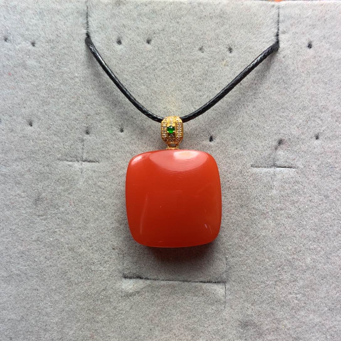 南红玛瑙吊坠18K金镶嵌