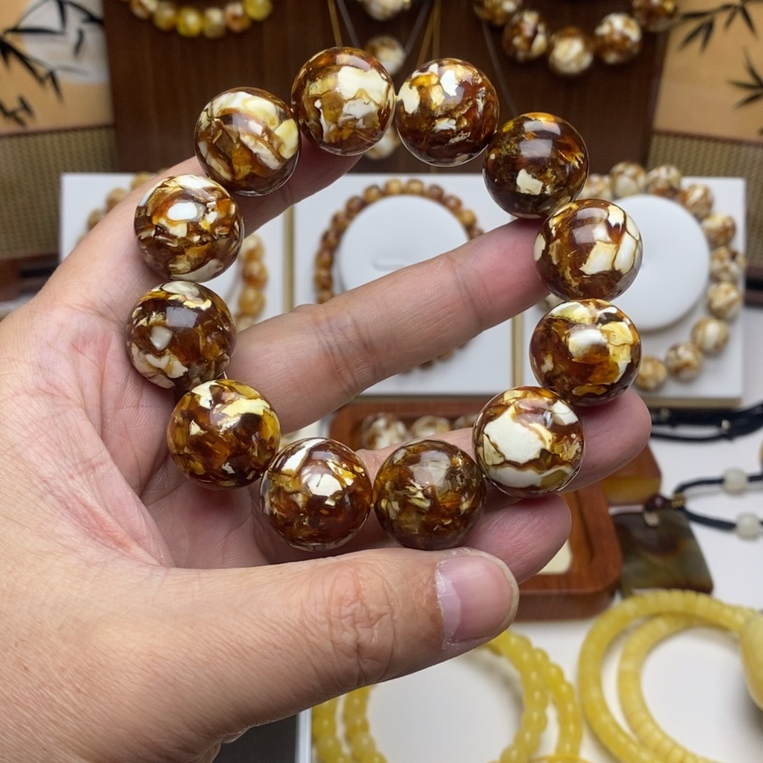 19+沁色圆珠手串一条