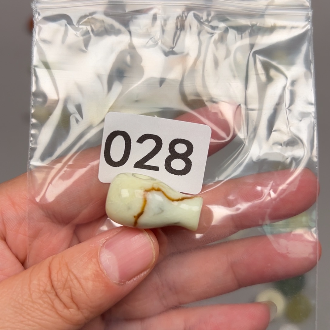 未镶嵌蛇纹石玉颈饰