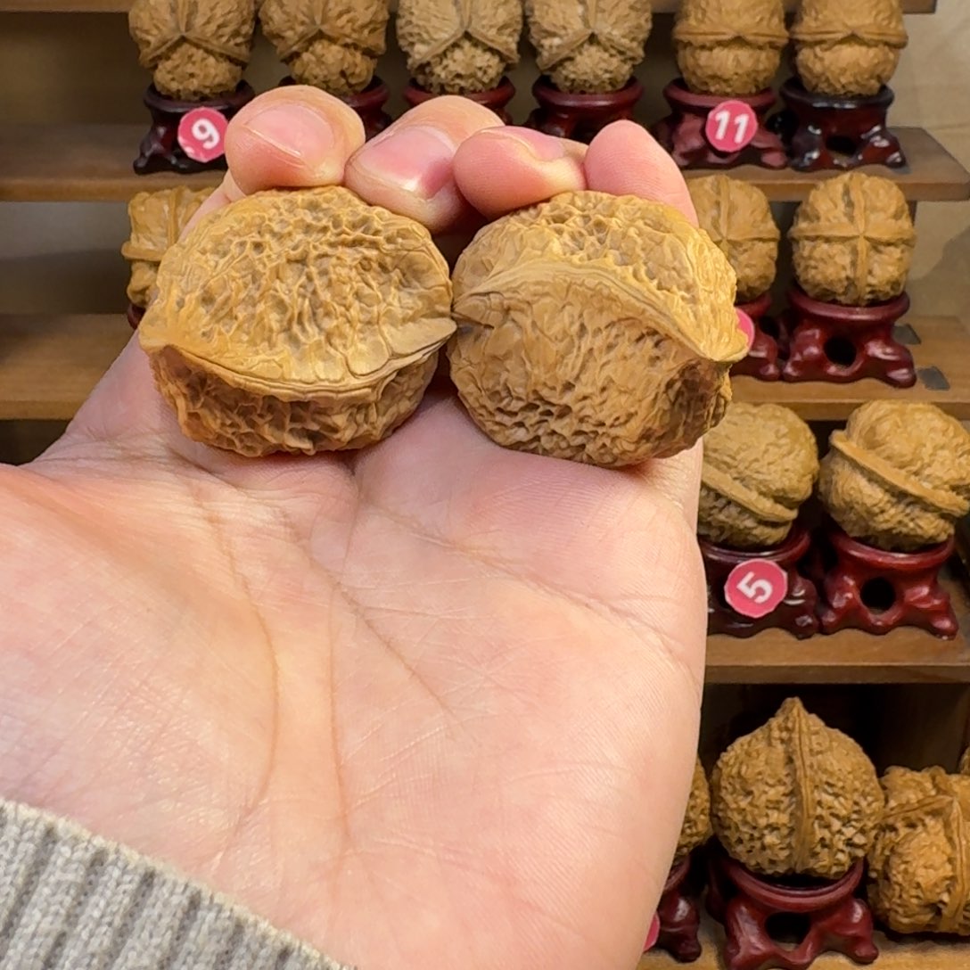 铁核桃把件异形鹰嘴半壁江山