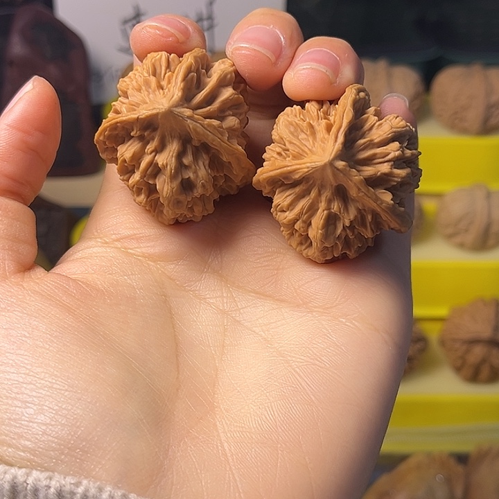 伊***斯文玩核桃吊坠帝王三棱