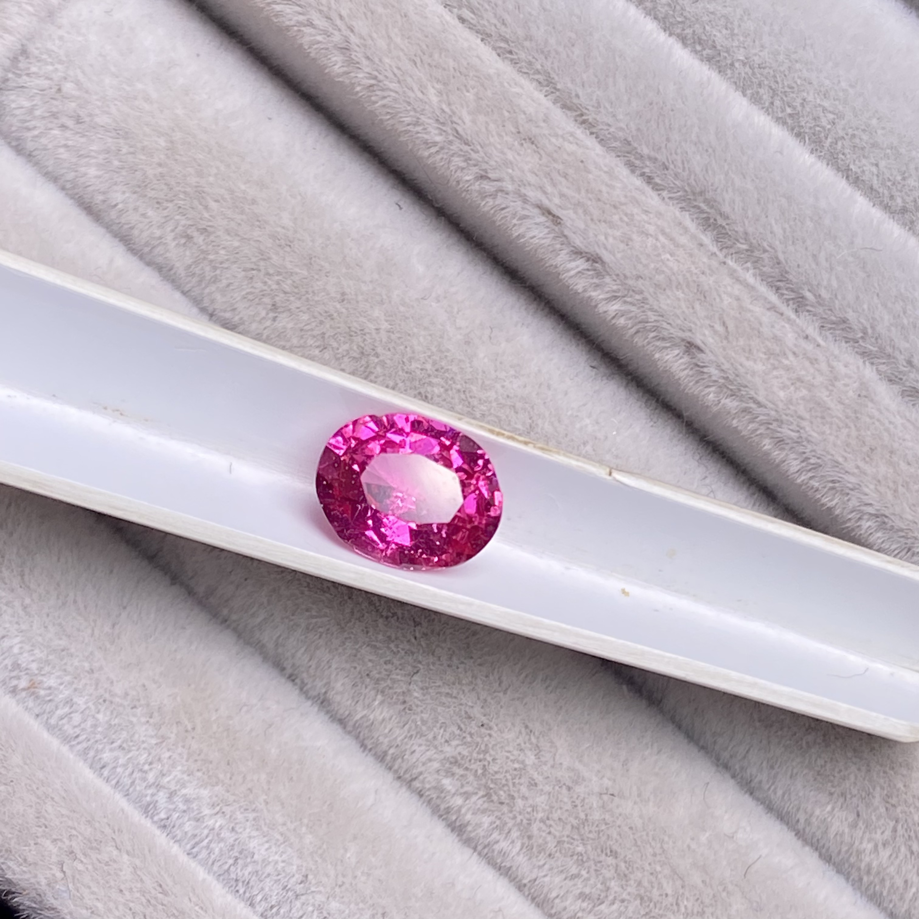 0.97克拉坦桑尼亚马哼盖尖晶裸石未镶嵌