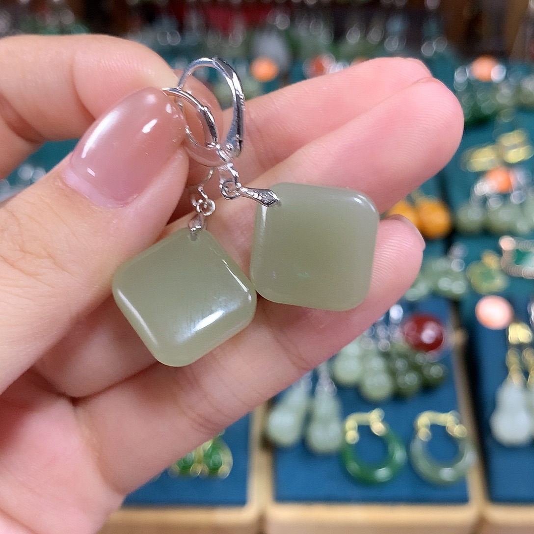 和田玉银S925镶嵌耳饰方糖卡15左右