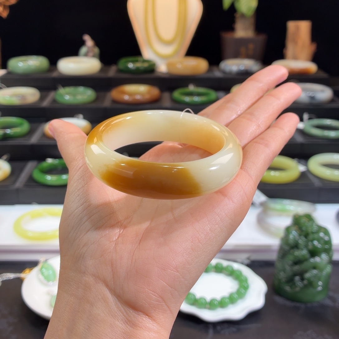 和田玉未镶嵌手镯三色糖白52