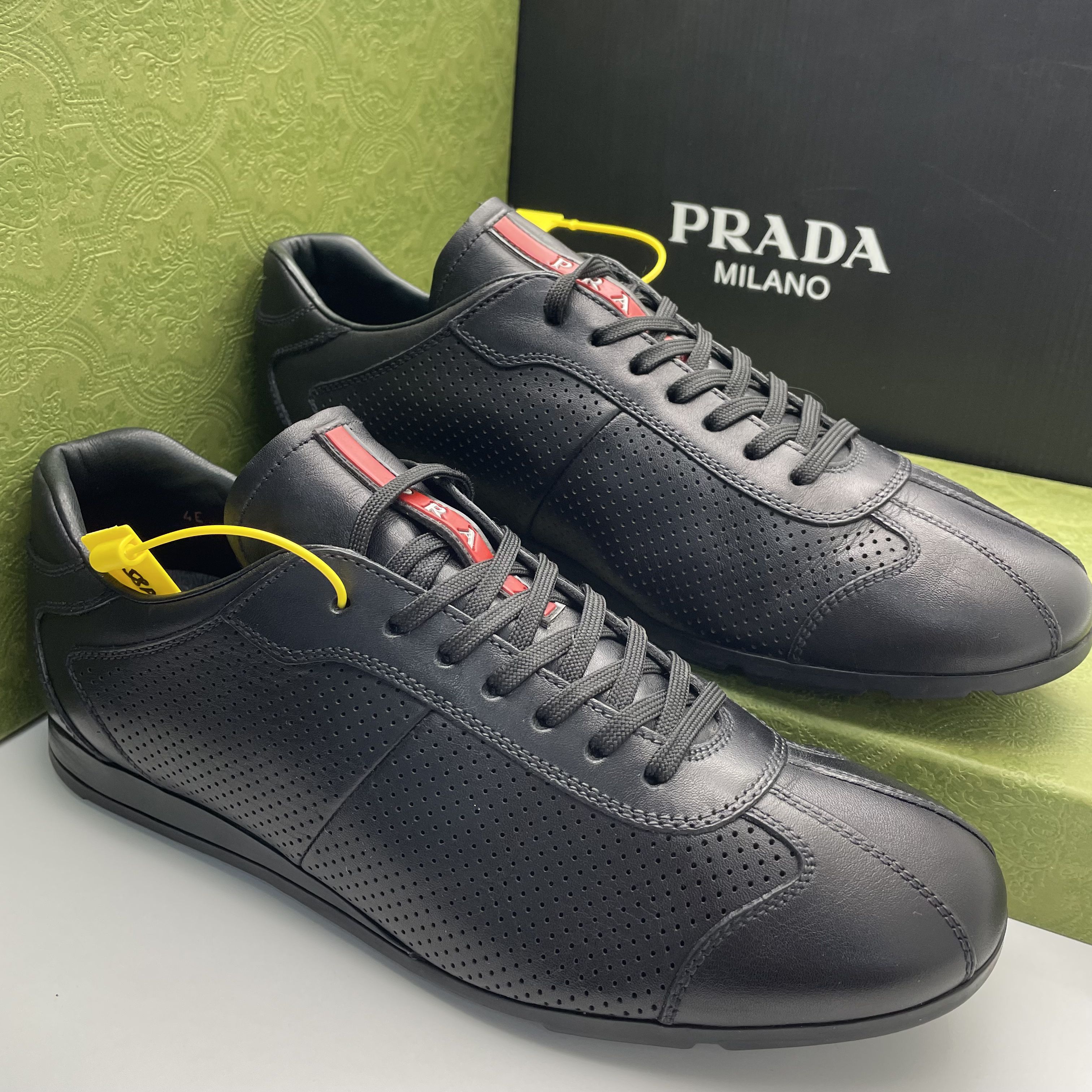 95新 Prada/普拉达 41.5欧码/黑色皮面网眼设计休闲时尚板鞋