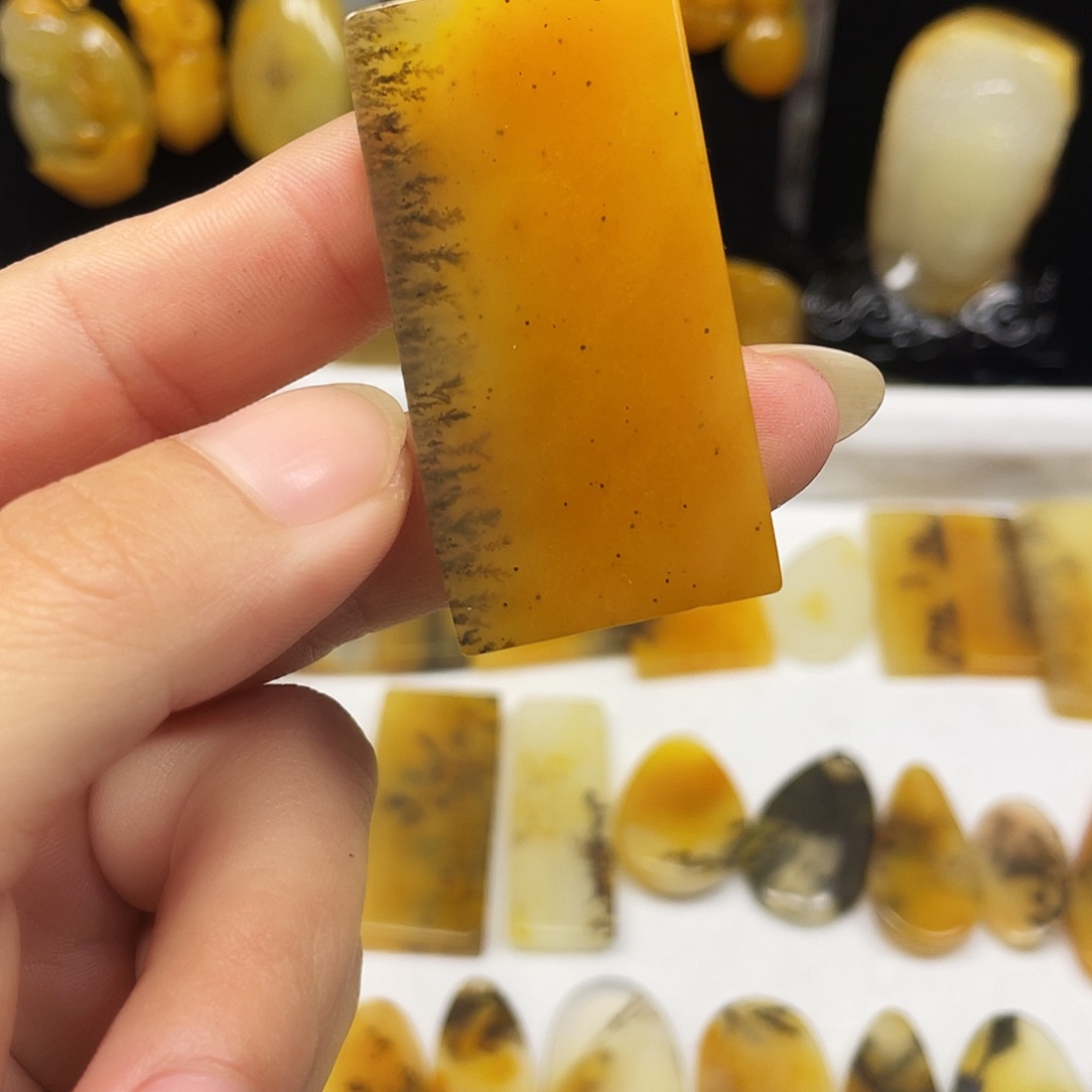 咫****石英质玉（黄龙玉）未镶嵌吊坠(不含链)