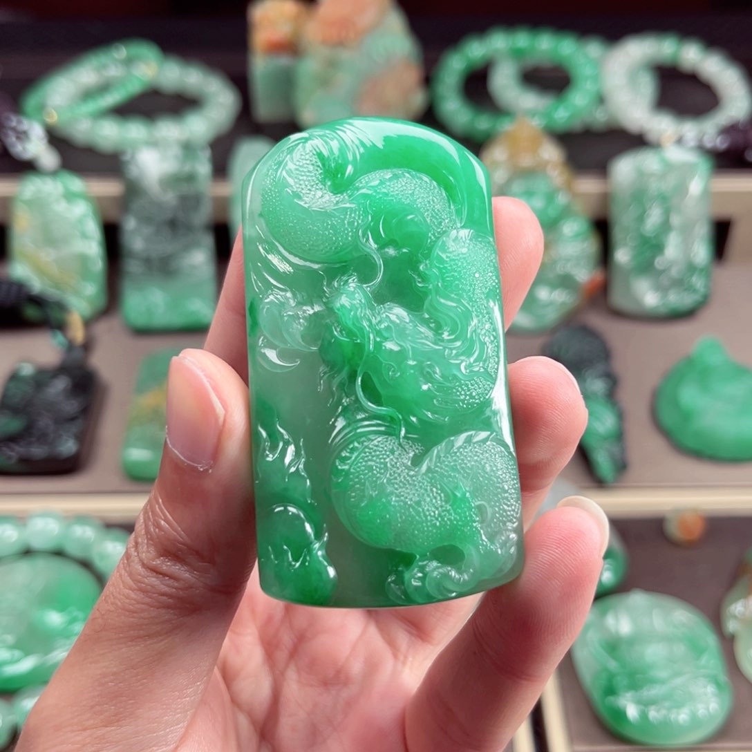 颈饰未镶嵌石英质玉默*哥