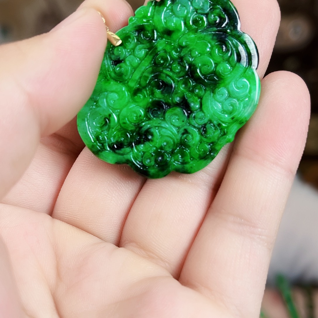 翡翠18K金镶嵌颈饰吊坠