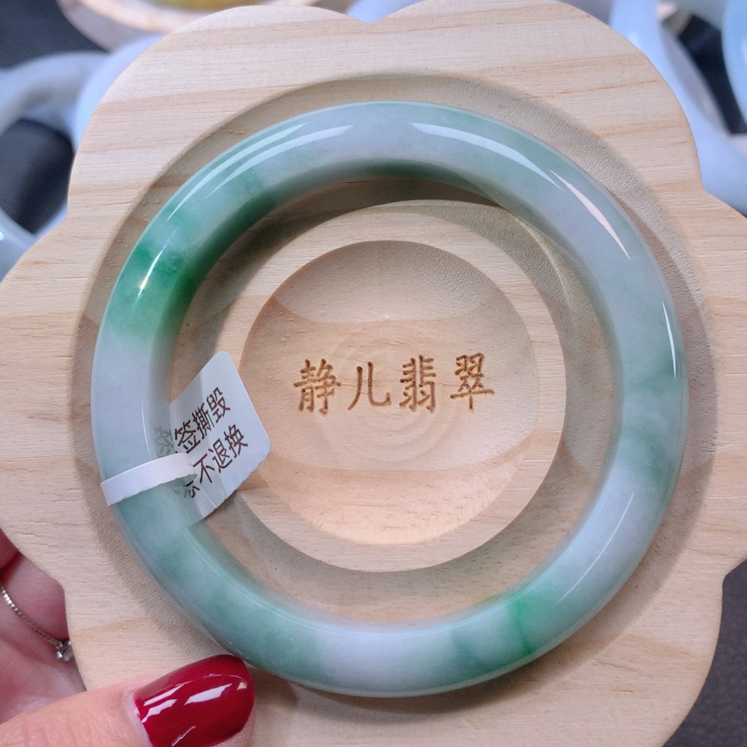 翡翠手镯未镶嵌57圈口