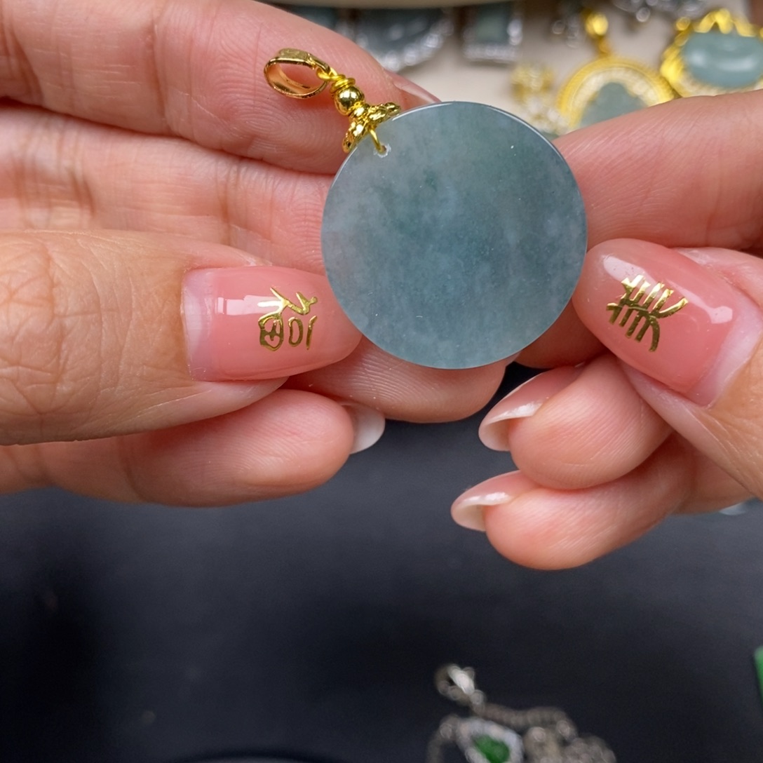 翡翠颈饰未镶嵌翡翠