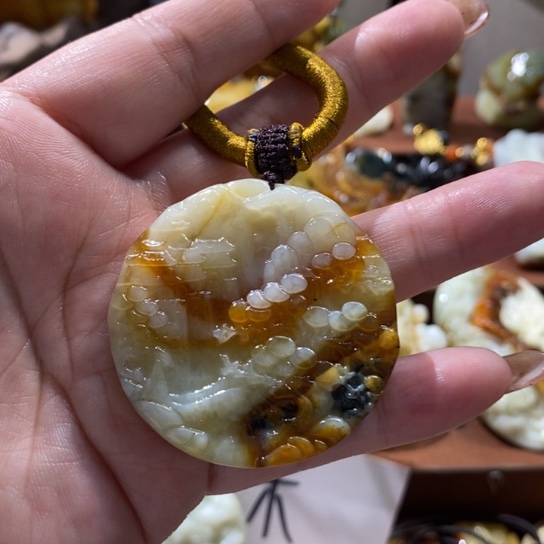 蛇纹石玉未镶嵌颈饰