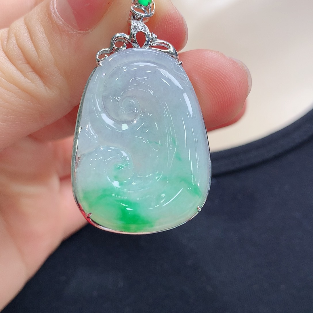 翡翠颈饰18K金镶嵌如意