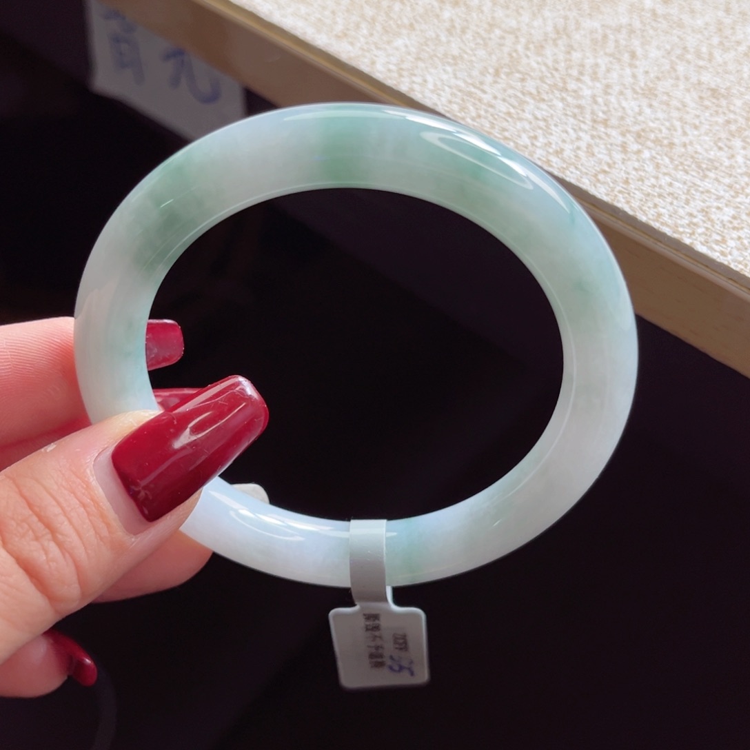 翡翠手镯未镶嵌手镯