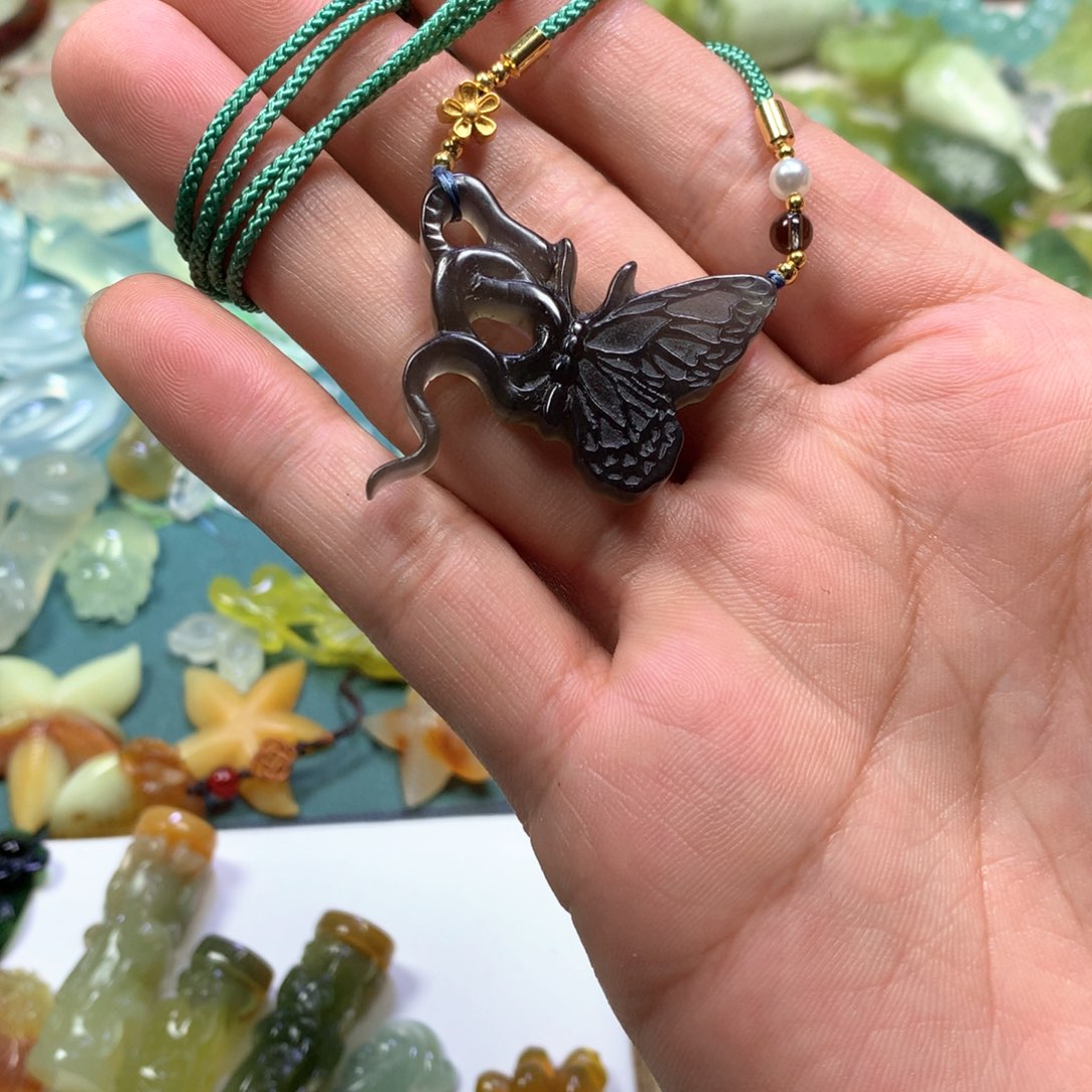 岫玉颈饰未镶嵌蛇蝶