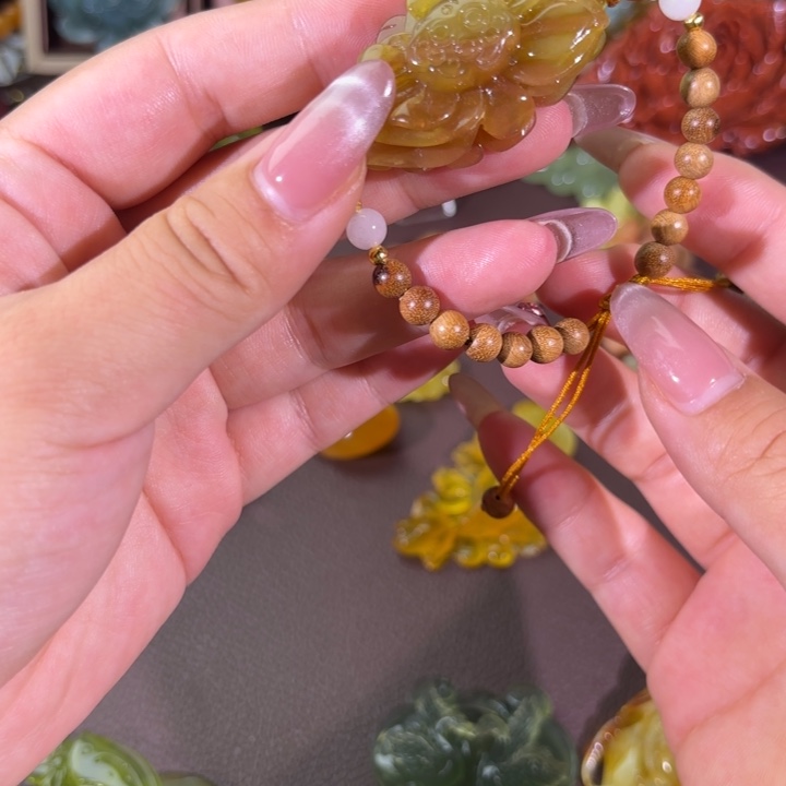 未镶嵌蛇纹石玉颈饰