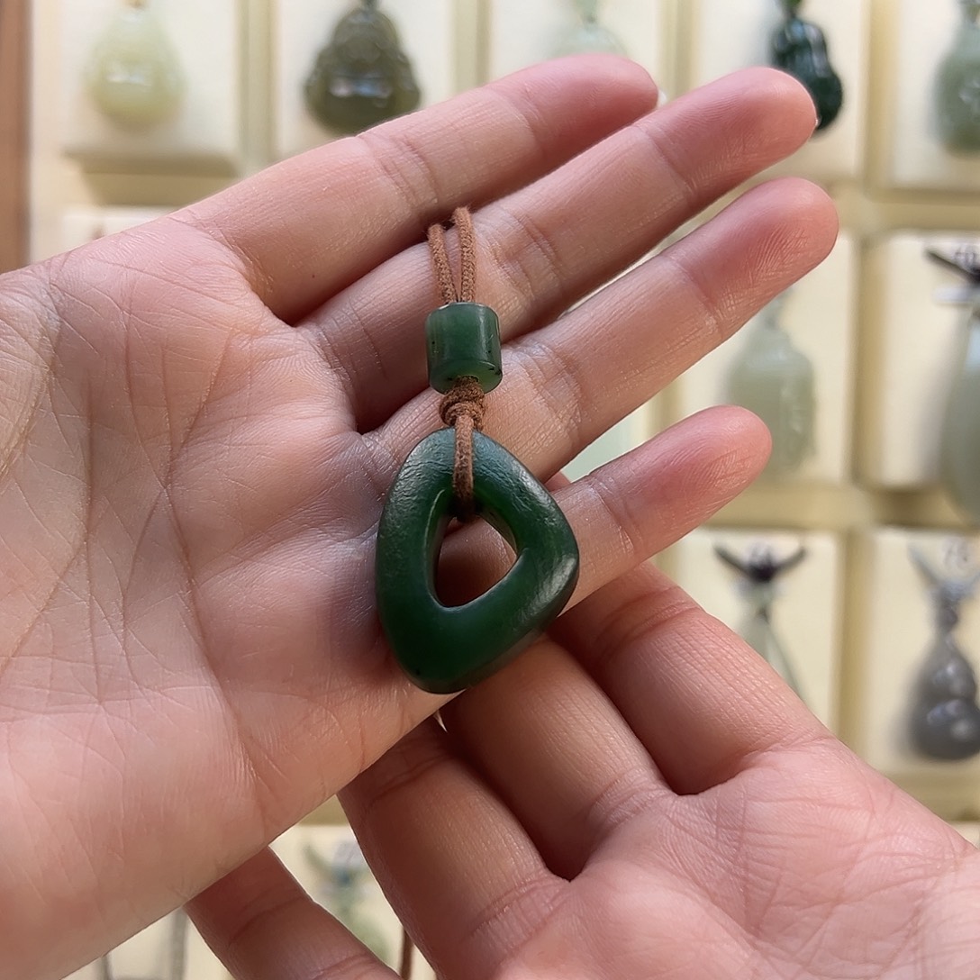 七***月和田玉未镶嵌颈饰