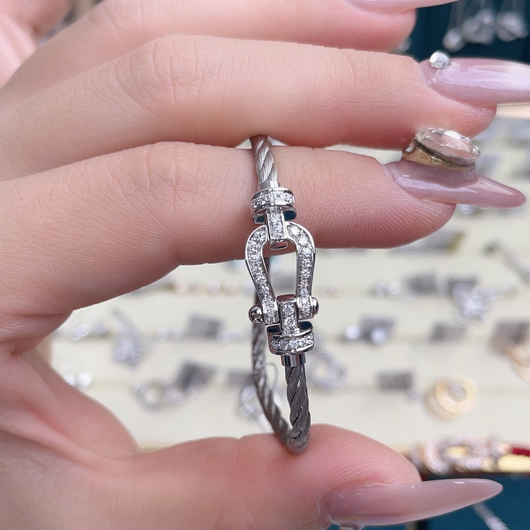 实验室培育钻石18K金镶嵌满钻马蹄扣手绳