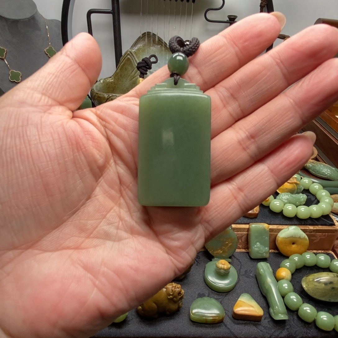岫岩老玉（透闪石质玉）吊坠未镶嵌