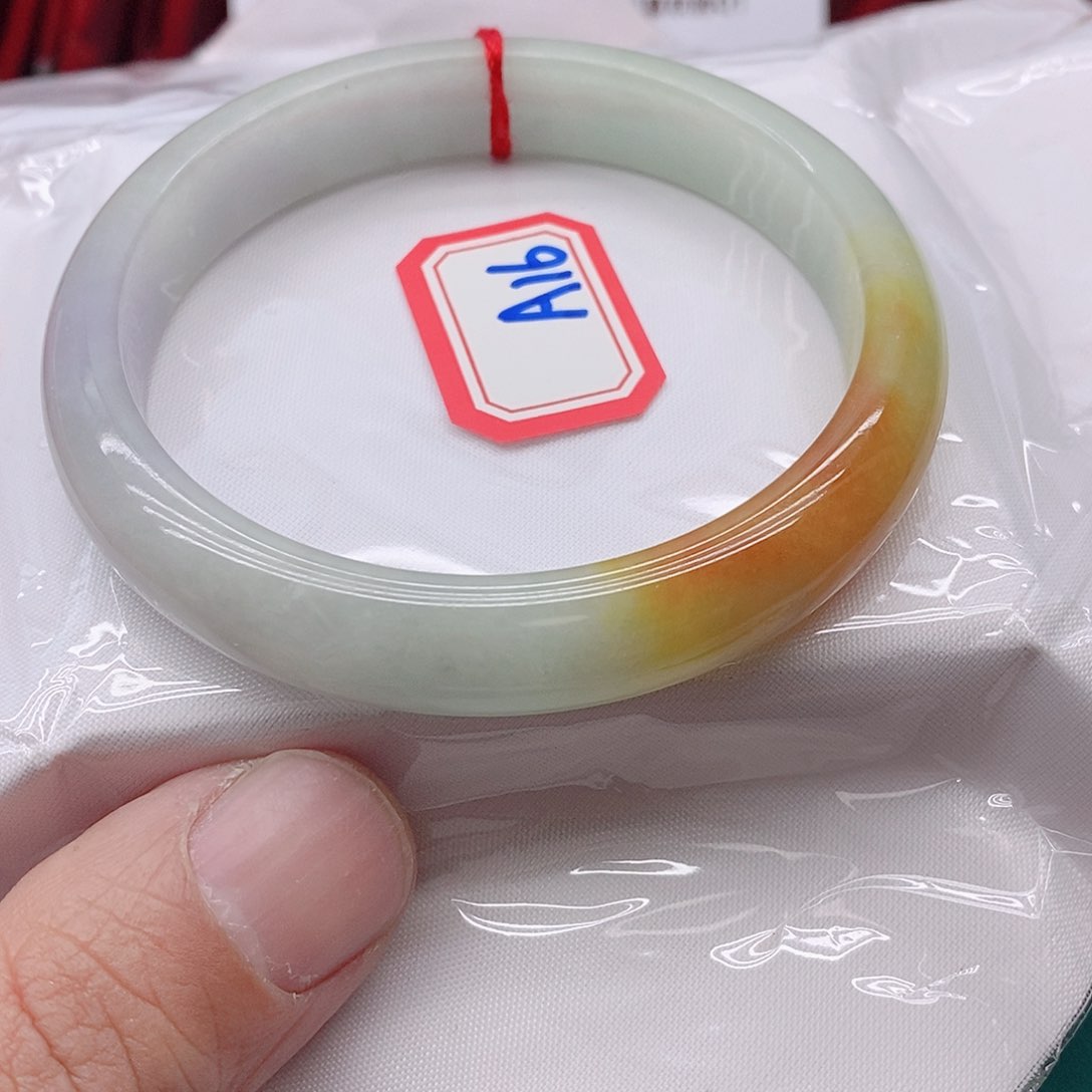 翡翠手镯未镶嵌不****女A16666666