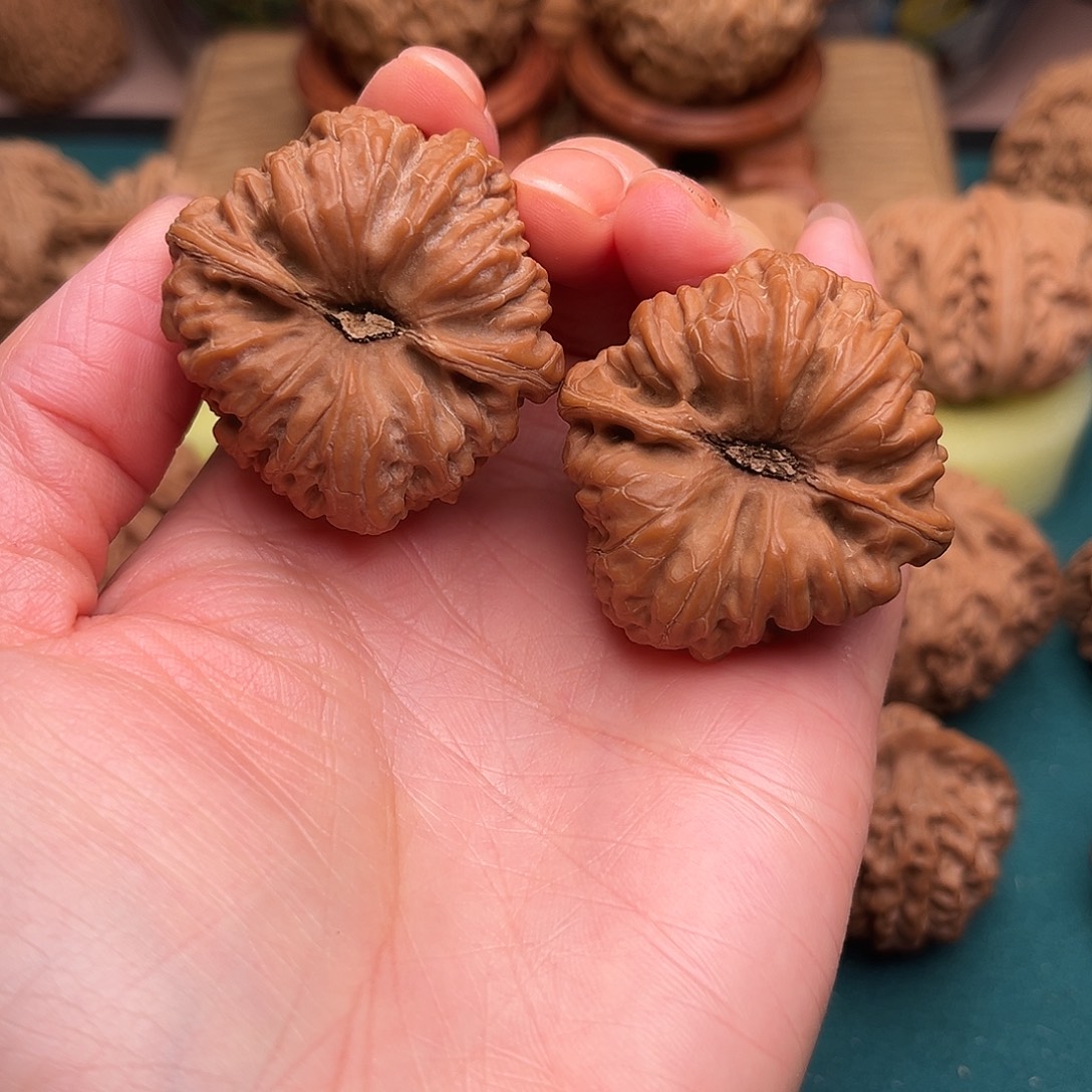 文玩核桃把件平谷凹底