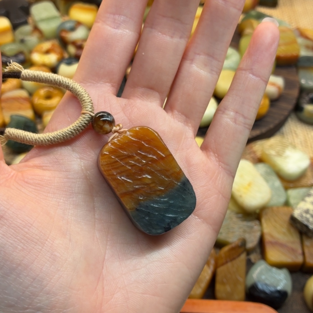 ，***蛇纹石玉未镶嵌颈饰