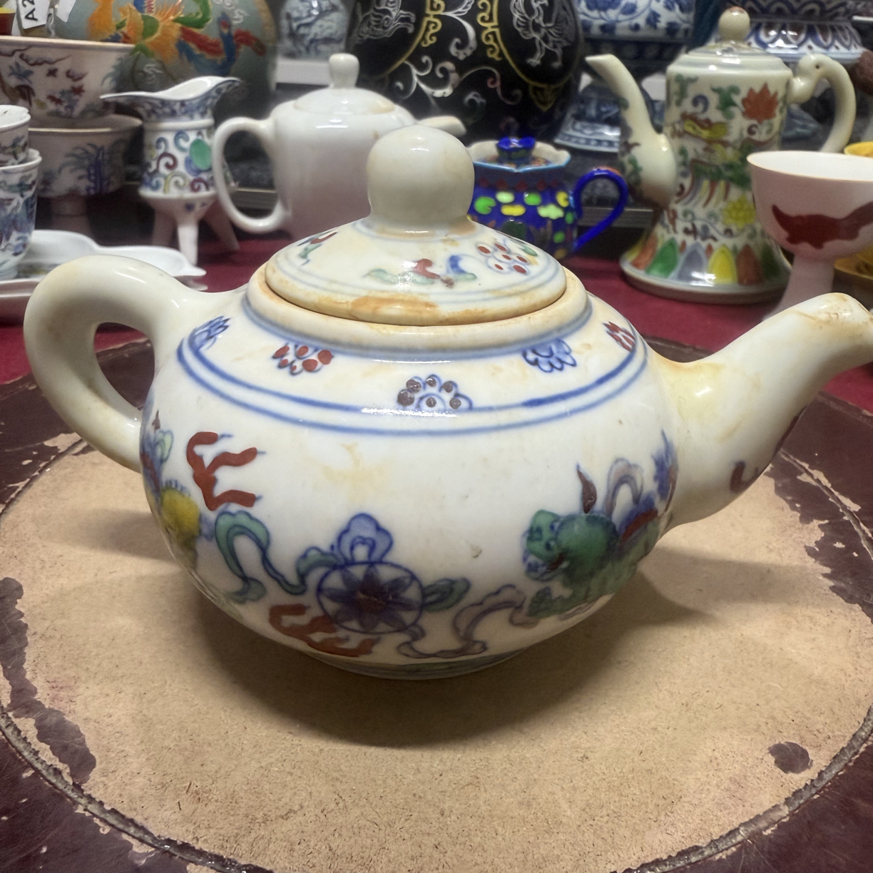 斗彩狮子绘彩茶壶