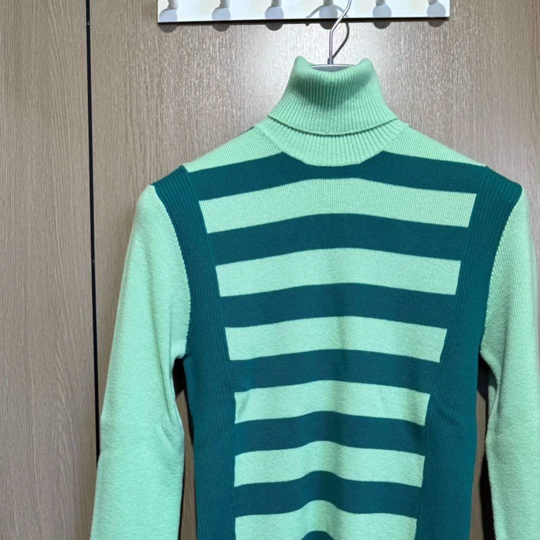 未使用 Prada/普拉达 绿色条纹针织高领毛衣后三角标秀款男女同款