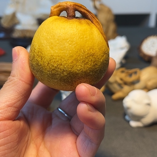 春***天檀香紫檀（小叶紫檀）鹿角橘子手把件