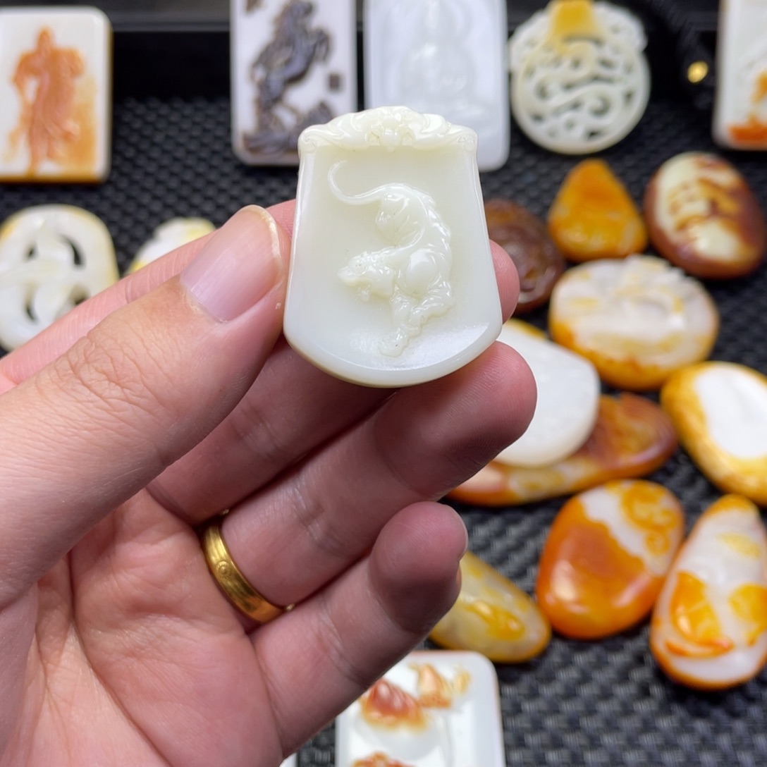 颈饰未镶嵌和田玉军****司