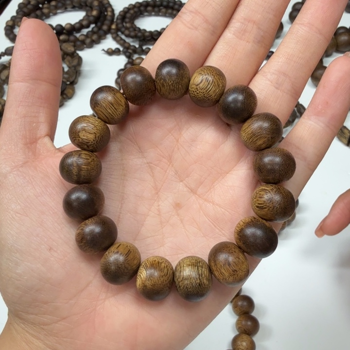 沉香碎屑沉香海南留疤白棋1.4大➕碎屑多样性发一