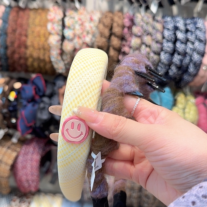 笑脸发箍和带齿紫色发箍