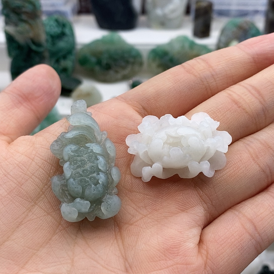 芸***芸独山玉未镶嵌颈饰