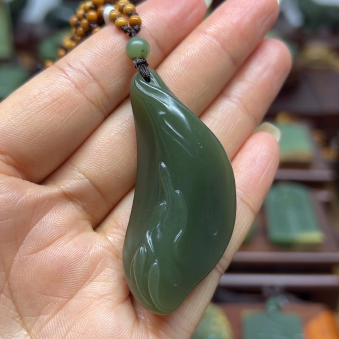 【闪购商品】颈饰未镶嵌岫岩老玉（透闪石质玉）力争上游