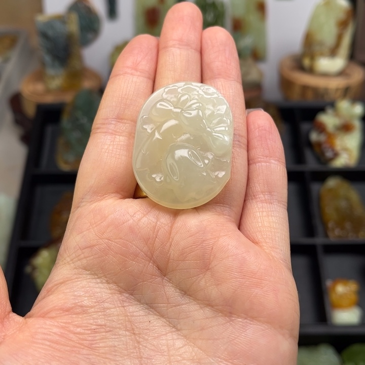 蛇纹石玉未镶嵌颈饰