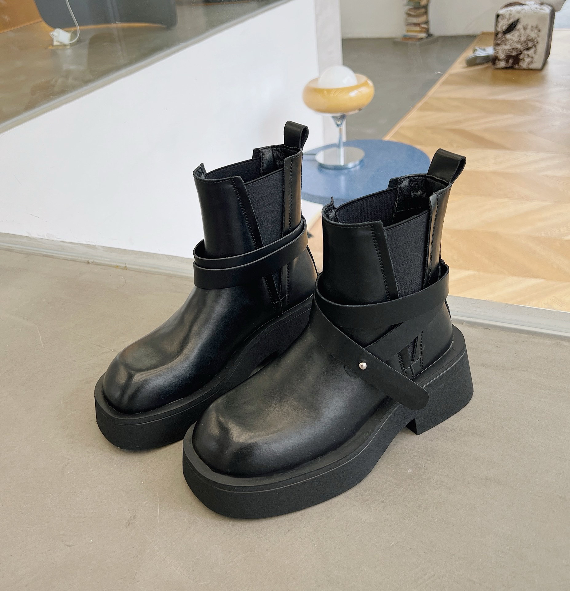 厚底时尚短靴  黑色复古英伦风中筒