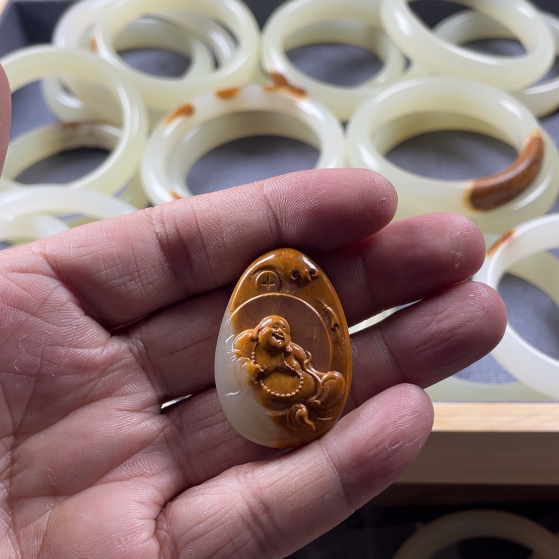 透闪石质玉颈饰未镶嵌黄口带皮随型佛公