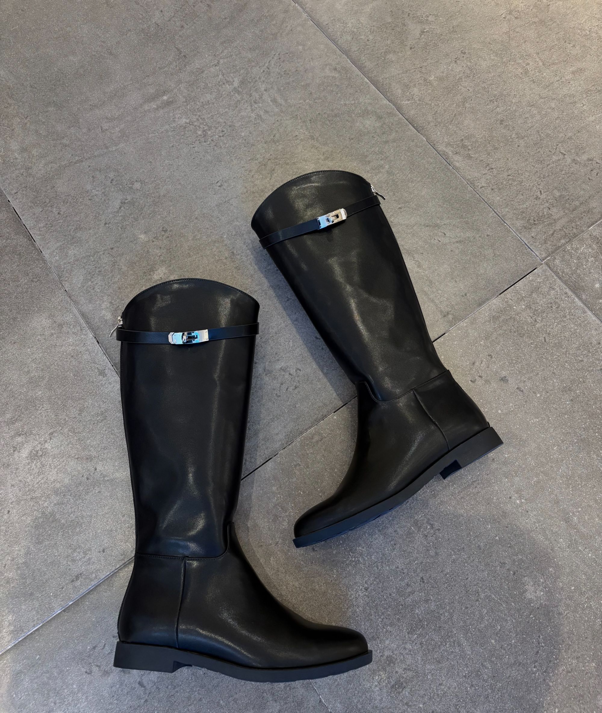 【shuge】经典凯莉扣~真皮斜口 锁扣后拉链平底长靴