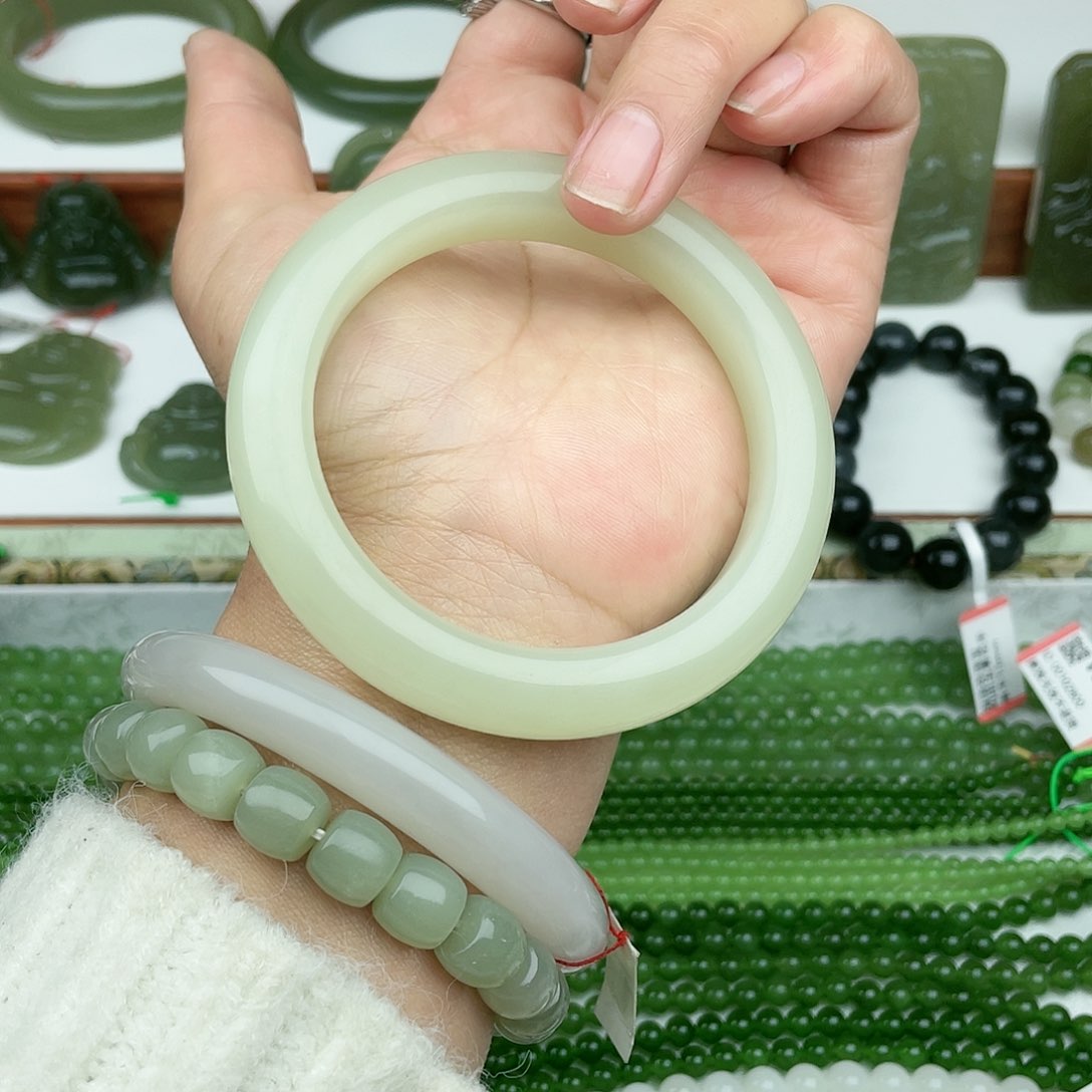 和田玉手镯未镶嵌