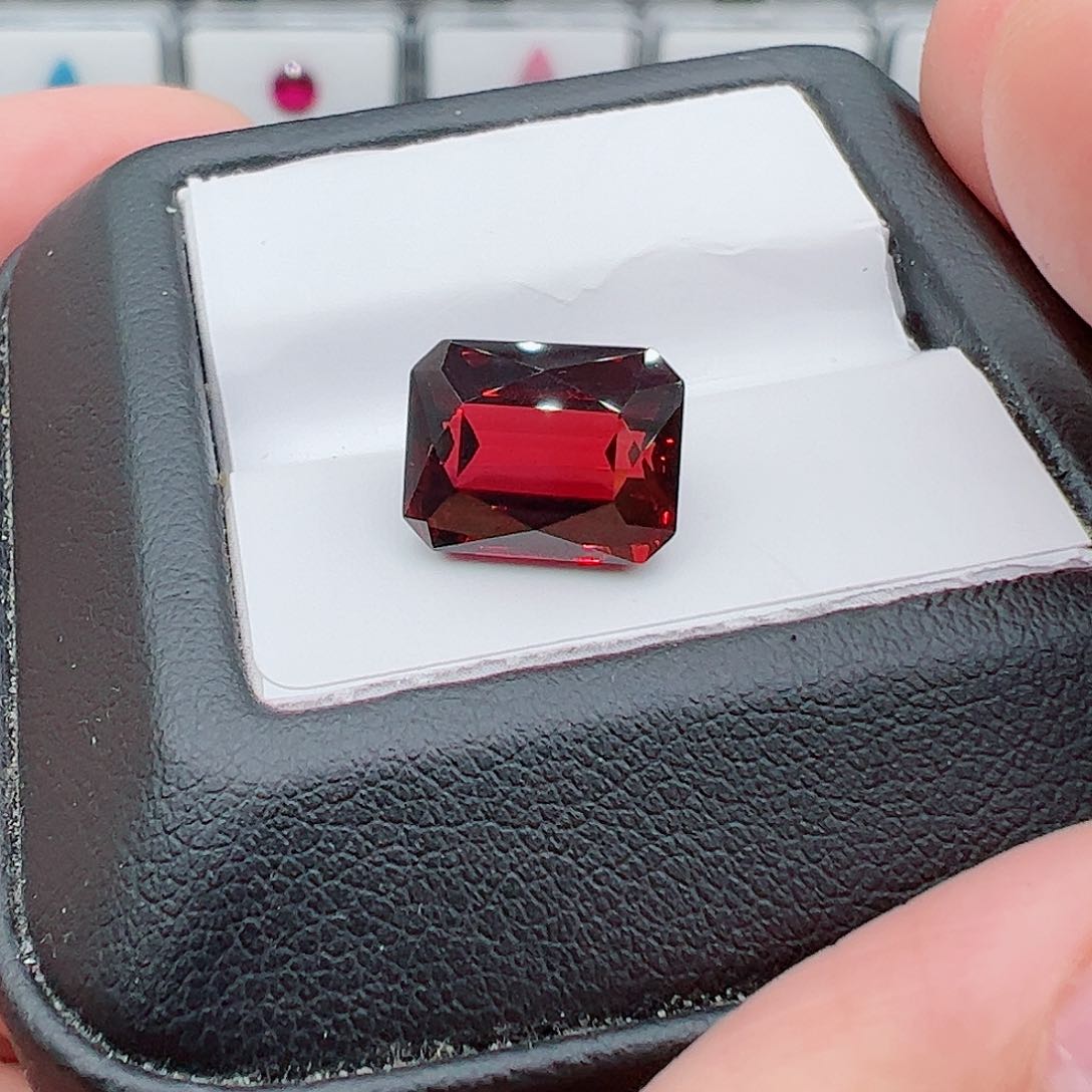 石榴石6.01克拉裸石未镶嵌
