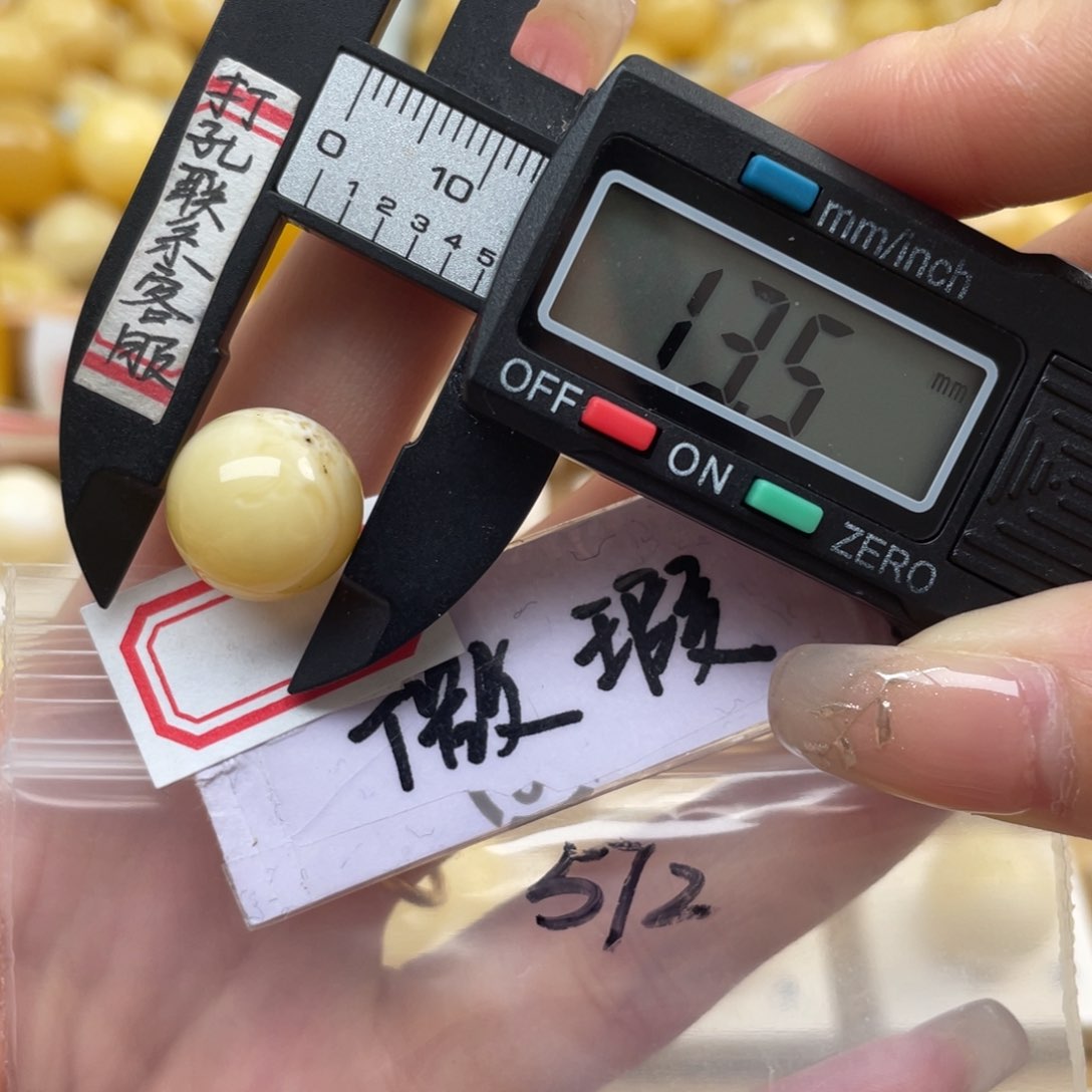 蜜蜡裸石未镶嵌大瑕