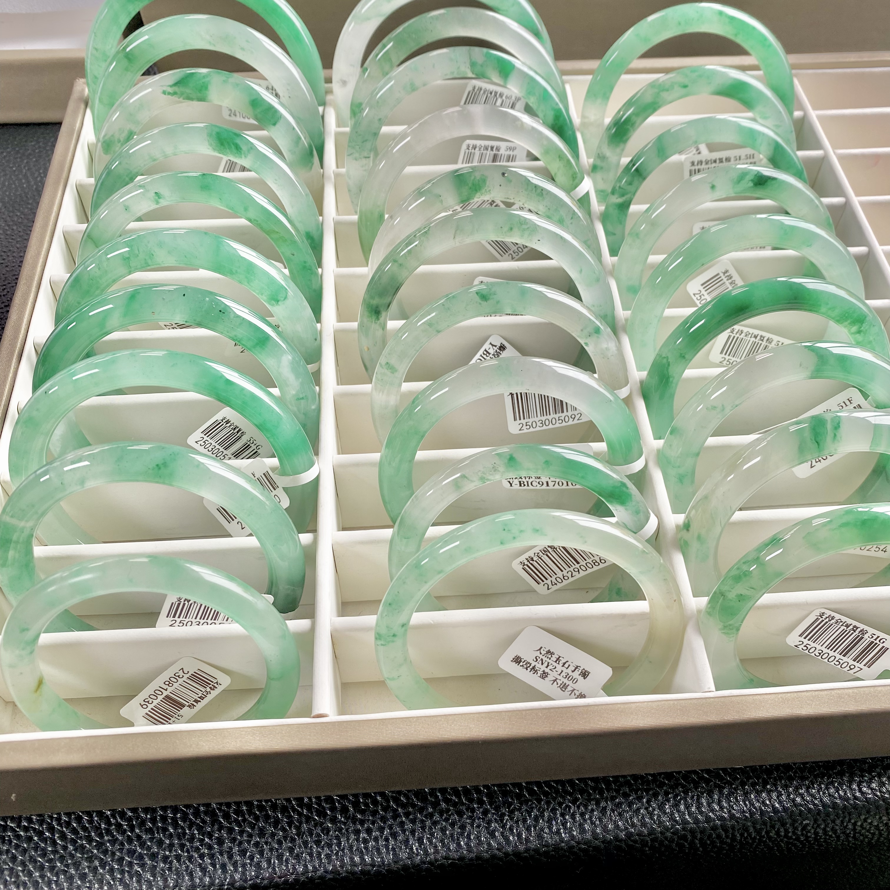 【美人条】天然玉石非洲翠冰飘花手镯  多样性发其一