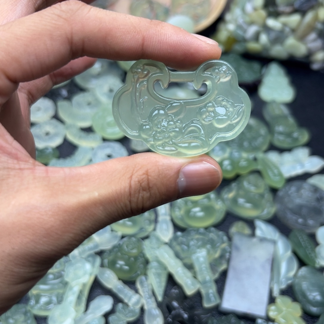 安***华蛇纹石玉未镶嵌颈饰