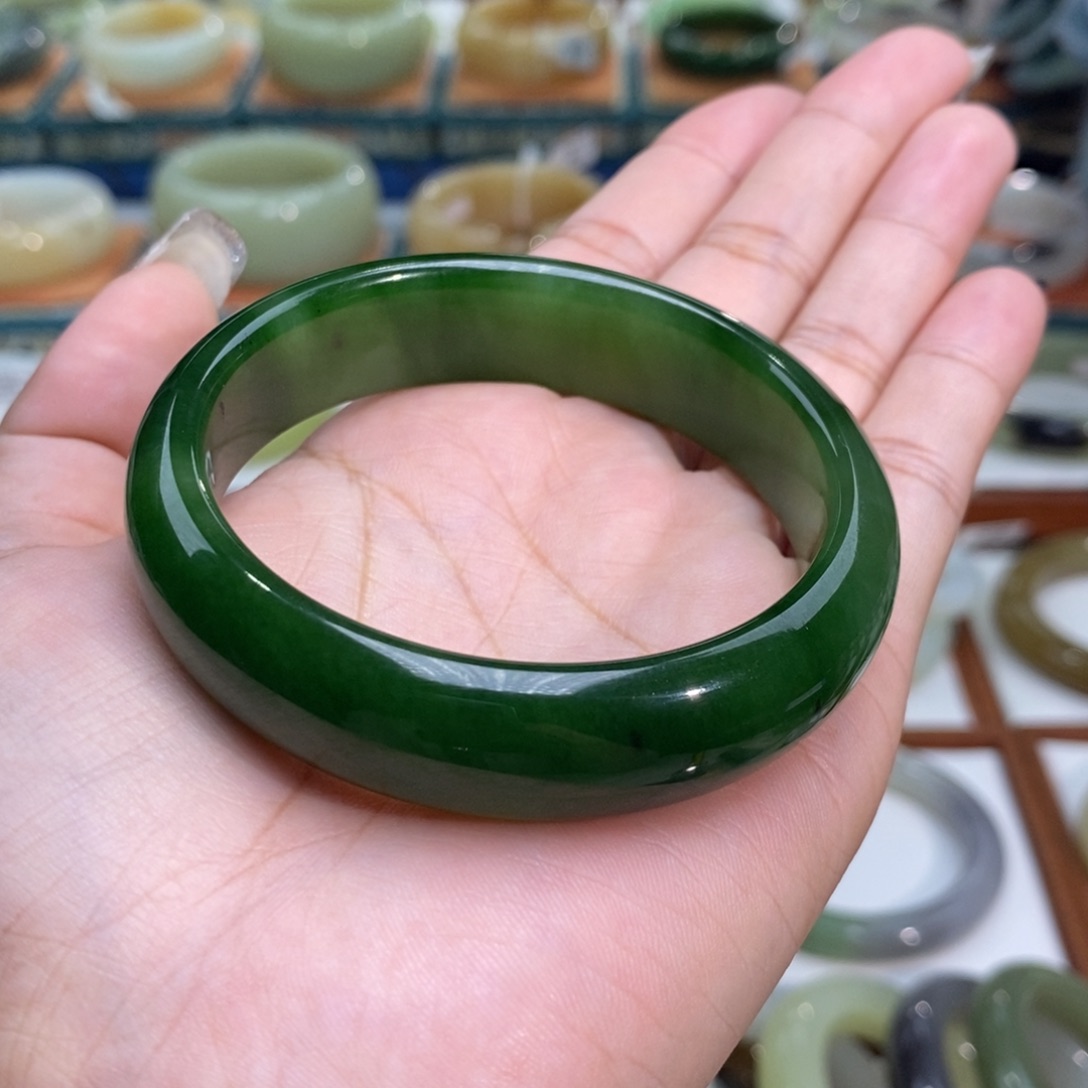 和田玉未镶嵌手镯和田玉俄碧果阳绿55