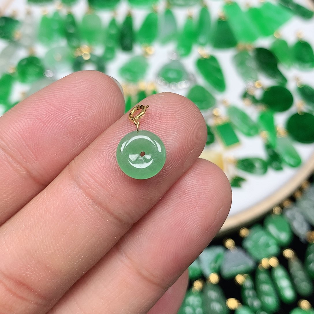 翡翠配石18K金扣头 小巧精美冰绿小平安扣