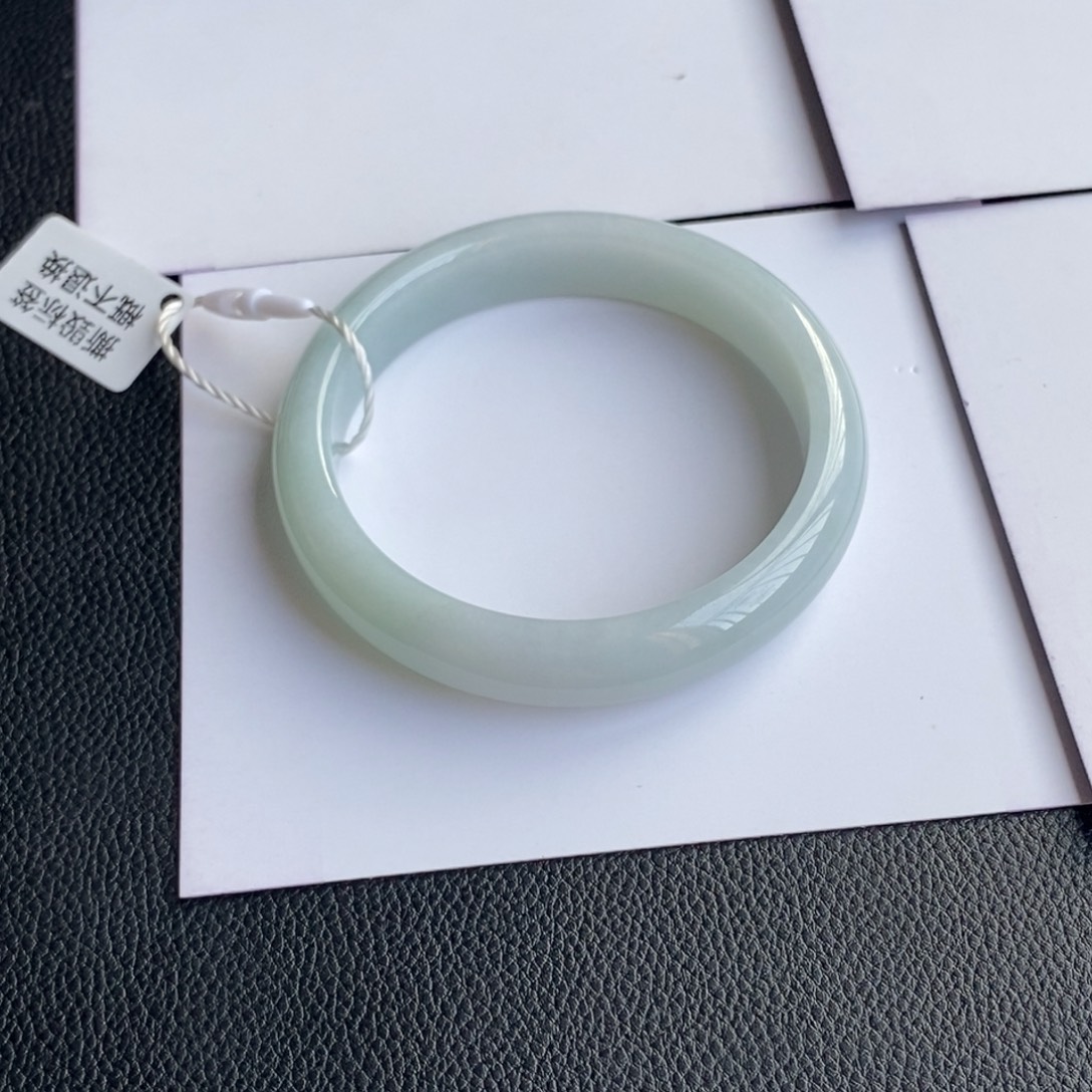 小***啥翡翠未镶嵌手镯圈口53