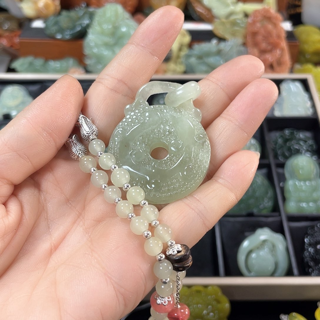 蛇纹石玉颈饰未镶嵌